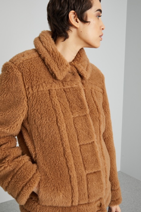 Cappotto corto effetto peluche