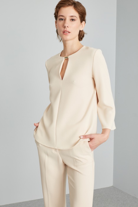 Blouse with a metal loop Intrend