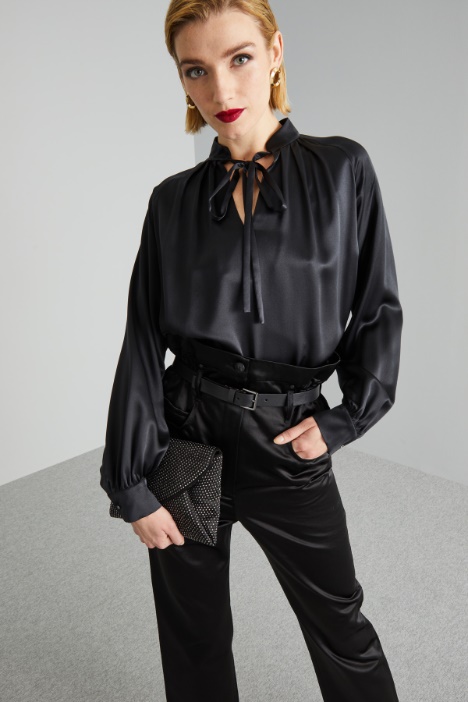 Blouse with self-tie laces Intrend