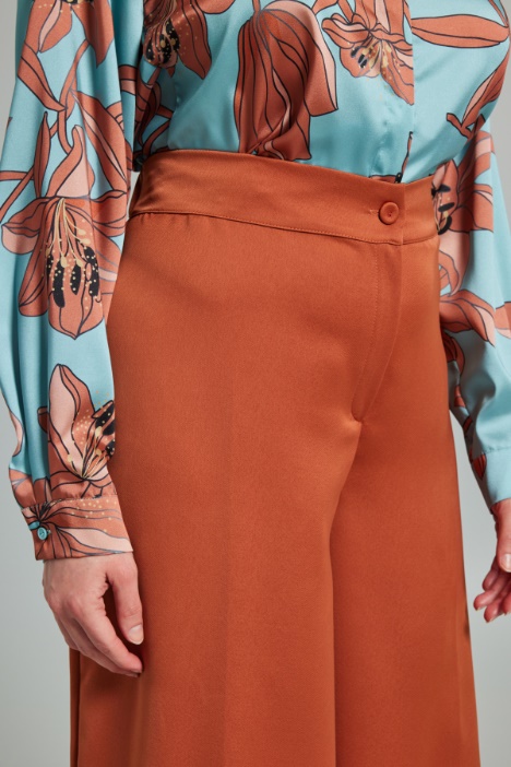 Pantalones amplios de satén