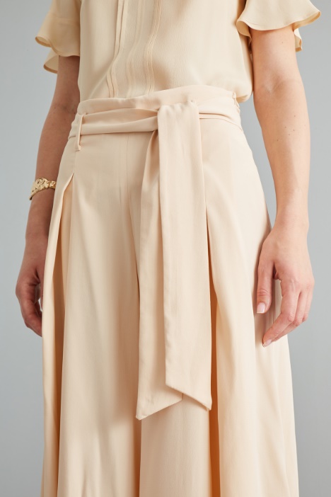 Pantaloni ampi con cintura