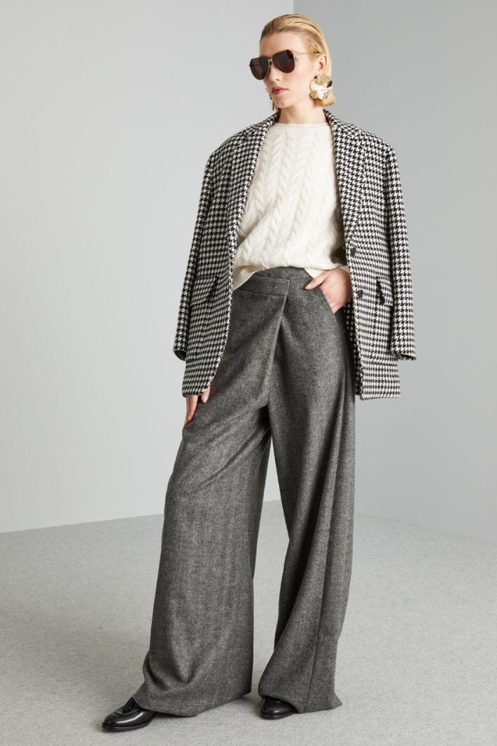 Wide trousers with overlay pleat Intrend