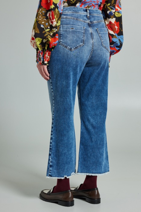 Vaqueros acampanados de denim elástico