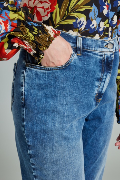 Vaqueros acampanados de denim elástico