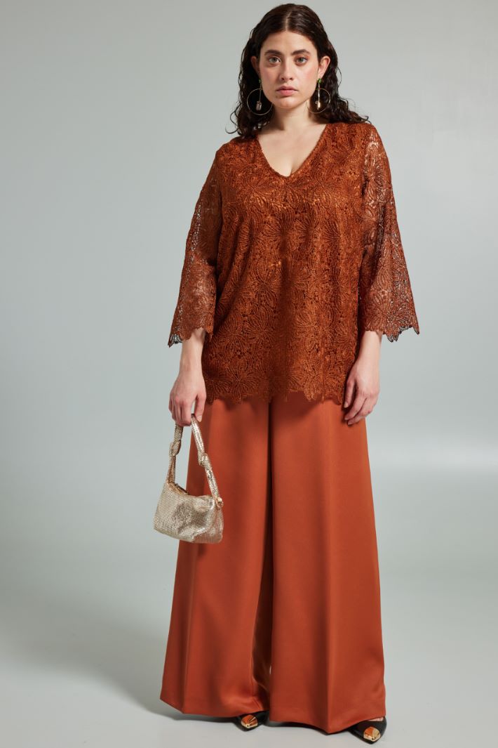 V-neck lace top Intrend