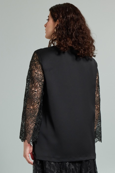 Top in pizzo con scollo a V