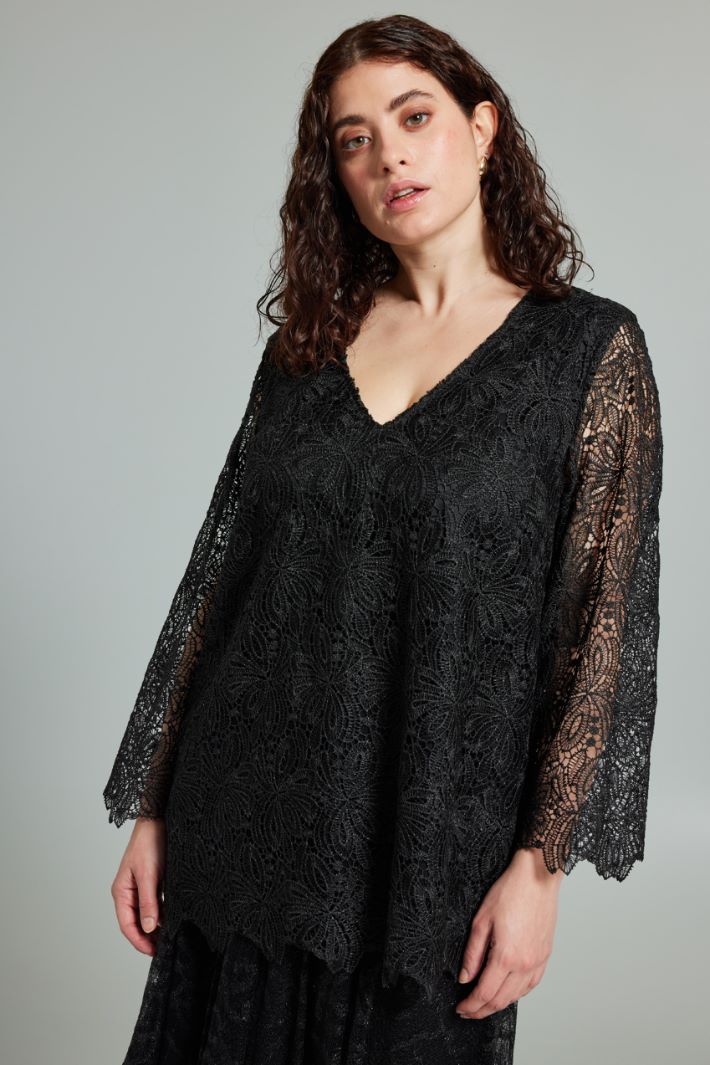 V-neck lace top Intrend