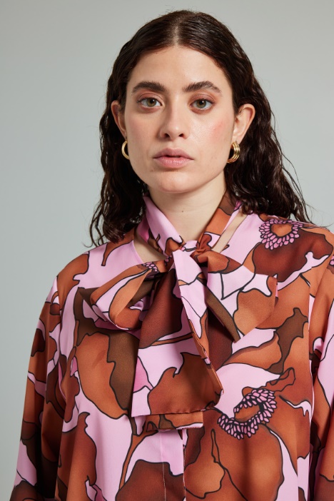 Blusa con collo a foulard