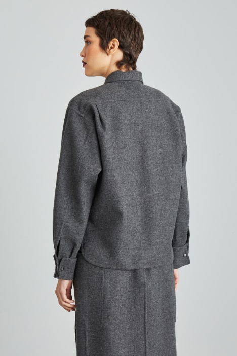 Chaqueta con gemelos en los puños