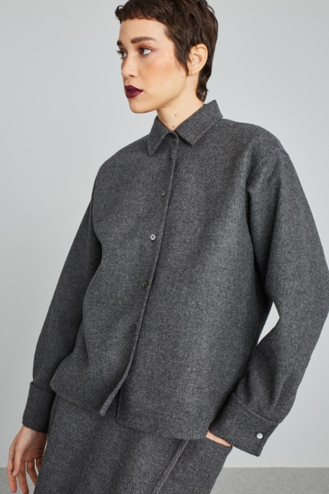 Chaqueta con gemelos en los puños