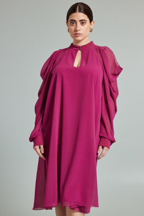 Vestido con mangas de diseño drapeado