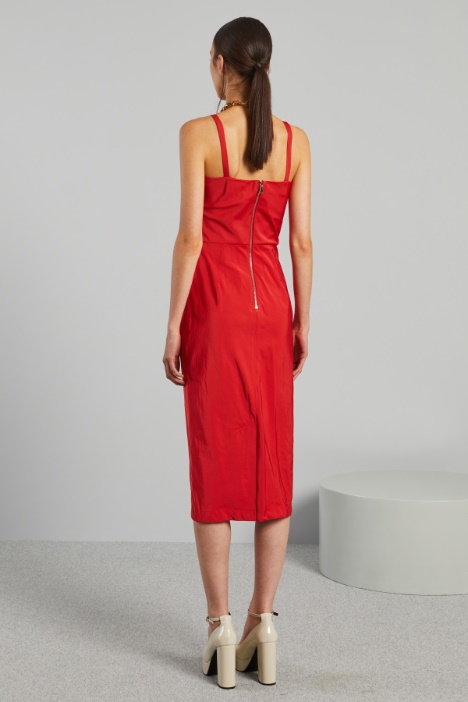 Abito aderente con spacco