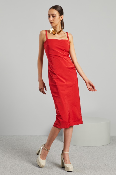 Abito aderente con spacco