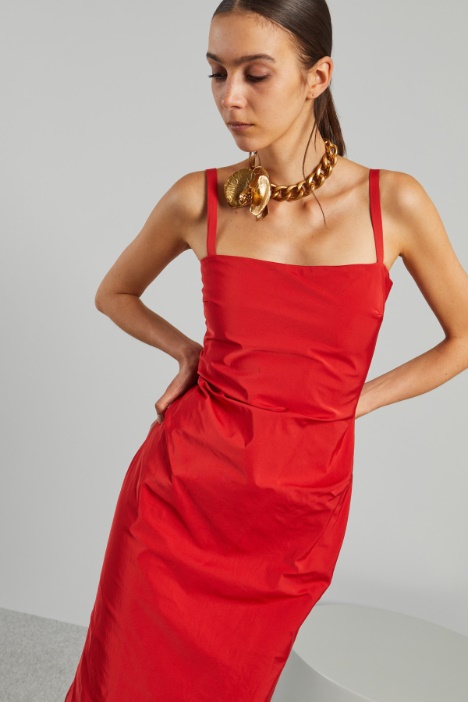 Abito aderente con spacco