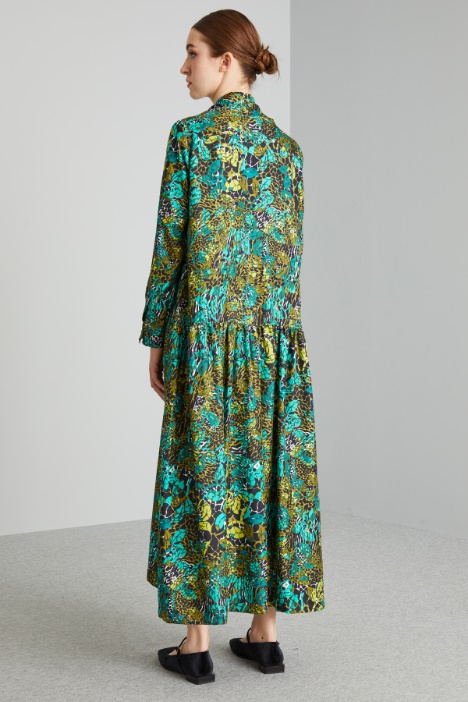 Vestido con cuello de fular