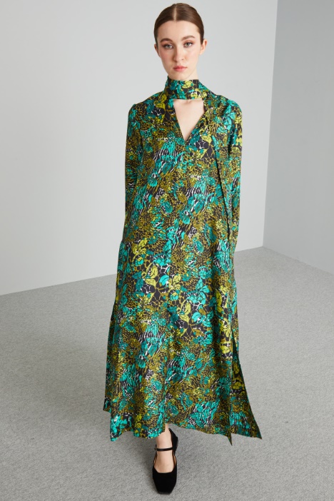 Vestido con cuello de fular