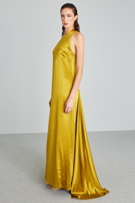 Vestido largo con cola