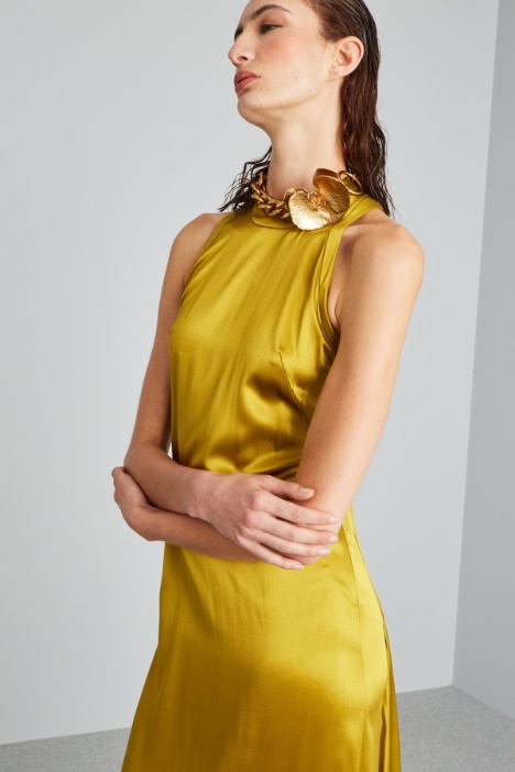 Vestido largo con cola