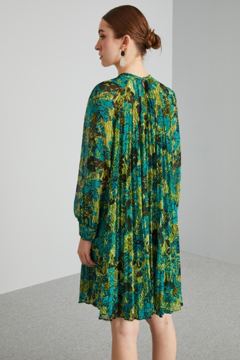 Vestido corto de georgette plisada