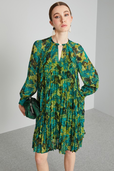 Vestido corto de georgette plisada