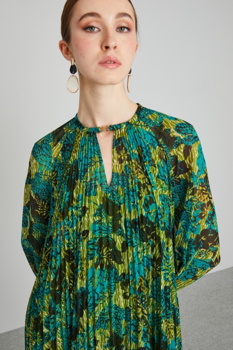 Vestido corto de georgette plisada