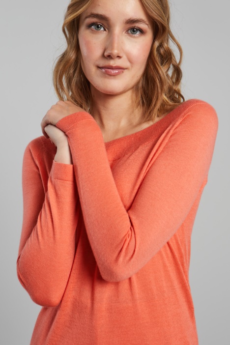 Maglia con scollo a barchetta