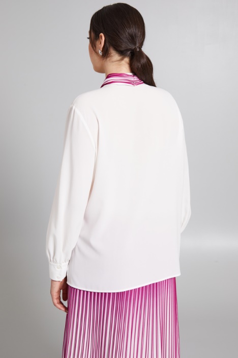 Blusa con foulard plissé