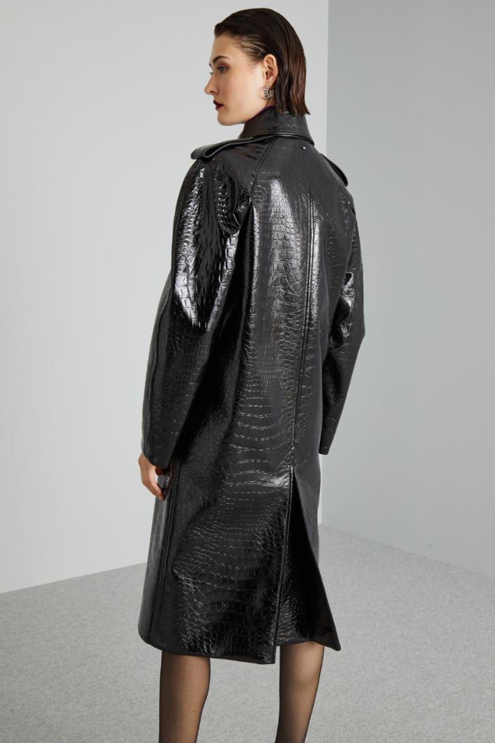 Trench coat in crocodile-effect vinyl fabric Intrend - 2