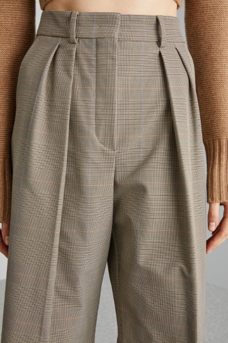 Bermuda con pieghe in vita