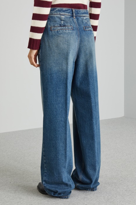 Vaqueros oversize con pliegues cosidos