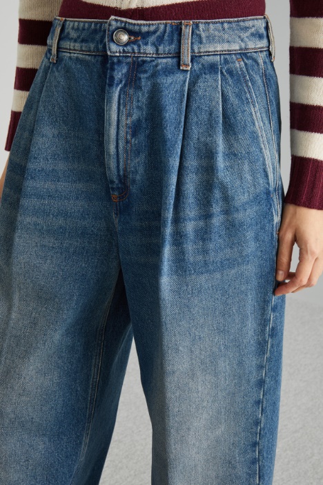 Vaqueros oversize con pliegues cosidos