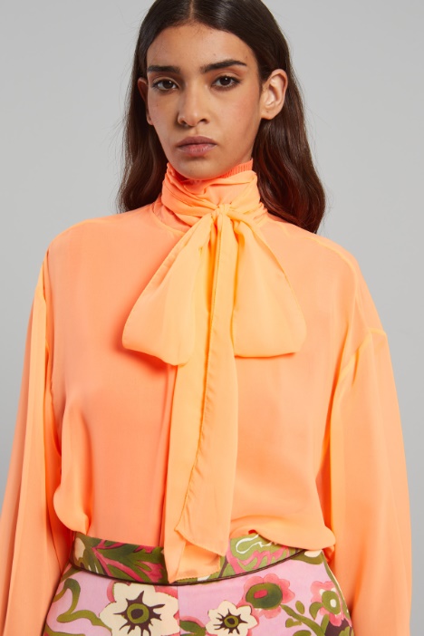 Blusa con collo a foulard