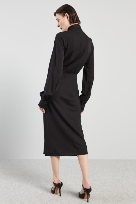 Vestido de seda con fular