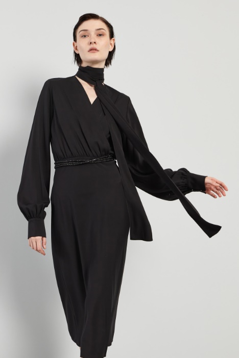 Vestido de seda con fular