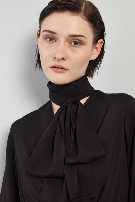 Vestido de seda con fular