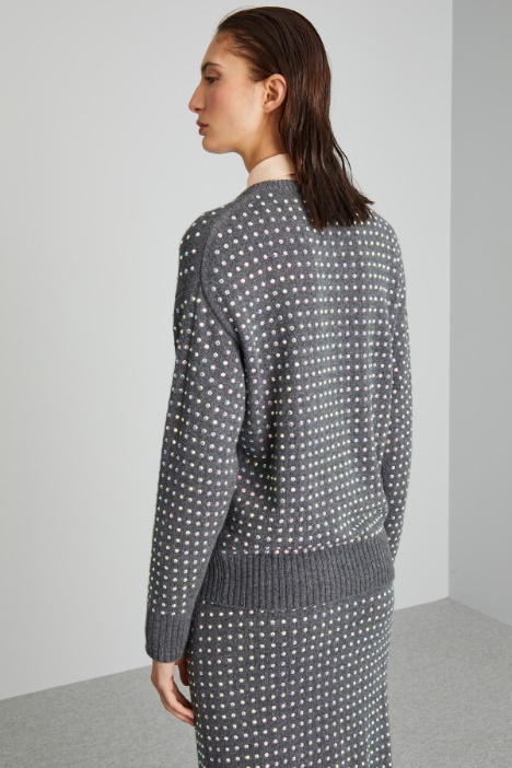 Jersey con diseño integral de pedrería