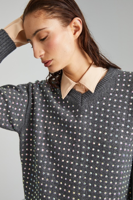 Jersey con diseño integral de pedrería