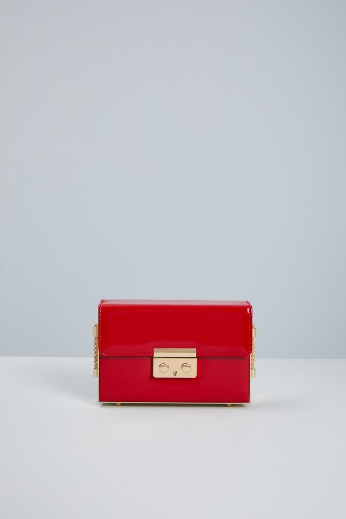 Patent leather and metal clutch Intrend