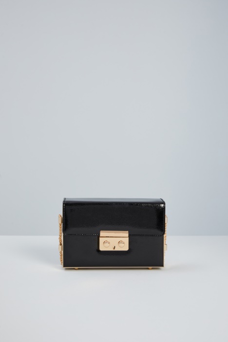 Patent leather and metal clutch Intrend