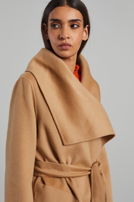 Cappotto con collo asimmetrico