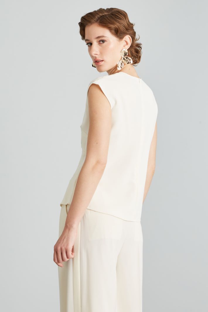 Semi-fitted top with cut-out Intrend - 2