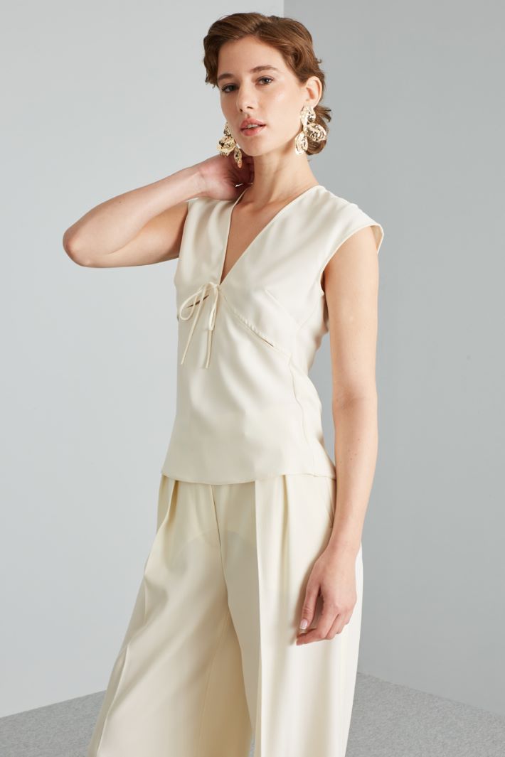 Semi-fitted top with cut-out Intrend - 3