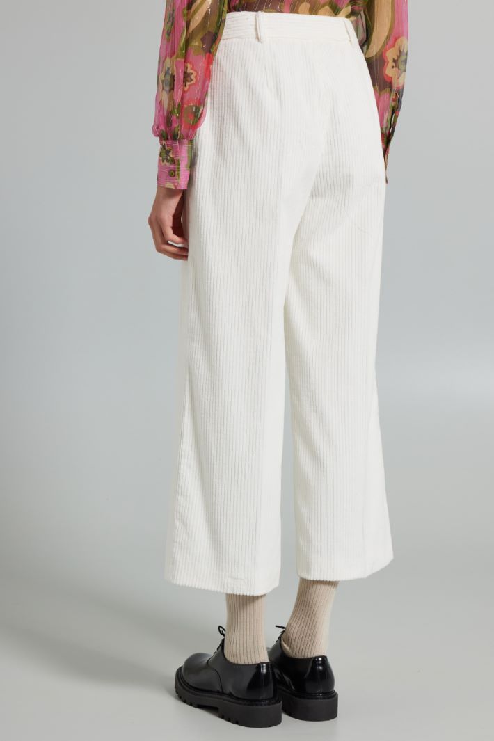 Pantalones cropped de terciopelo Intrend - 2