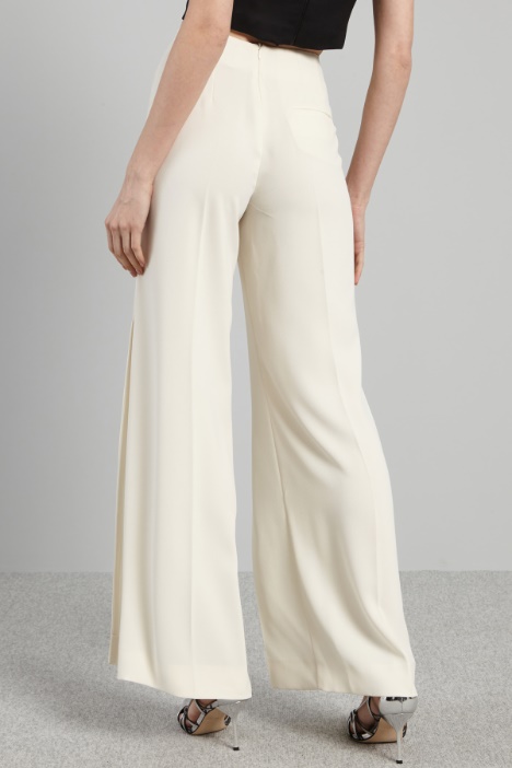 Pantaloni con spacchi