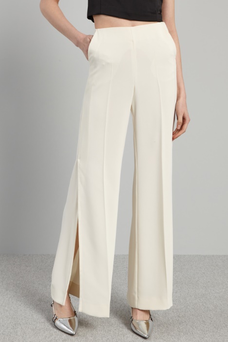 Pantaloni con spacchi