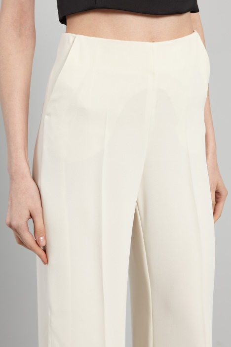 Pantaloni con spacchi