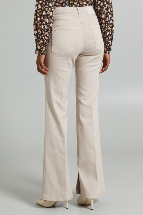 Pantaloni a zampa con spacchi