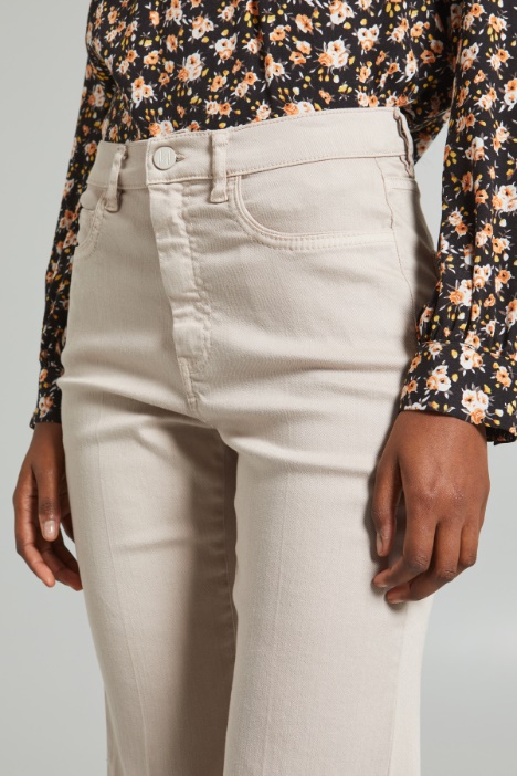 Pantaloni a zampa con spacchi