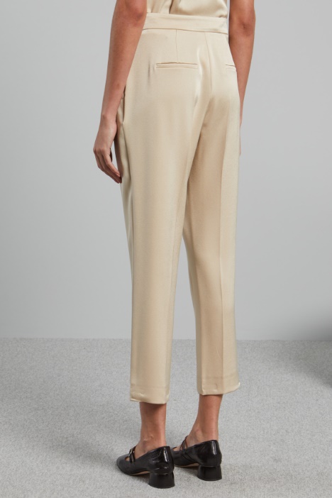 Pantaloni carrot in raso