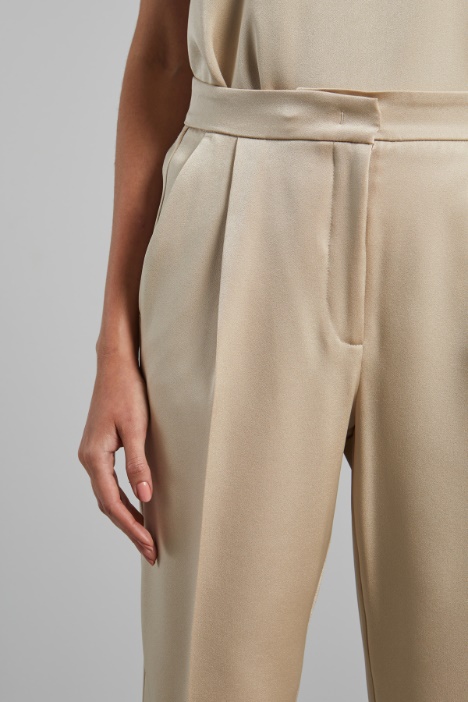 Pantaloni carrot in raso